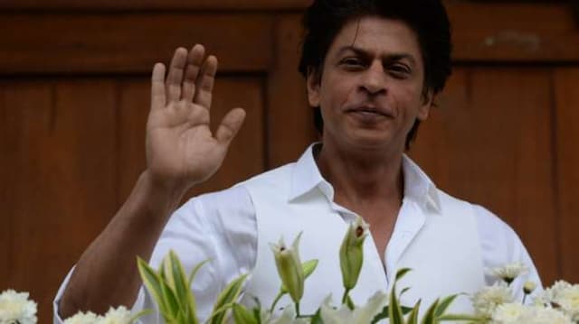 Shah Rukh Khan Usap Kepala Pengemis