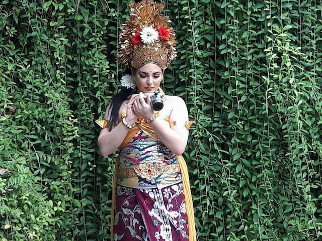 Pramugari Cantik Kerajaan Arab Kenakan Baju Adat Bali