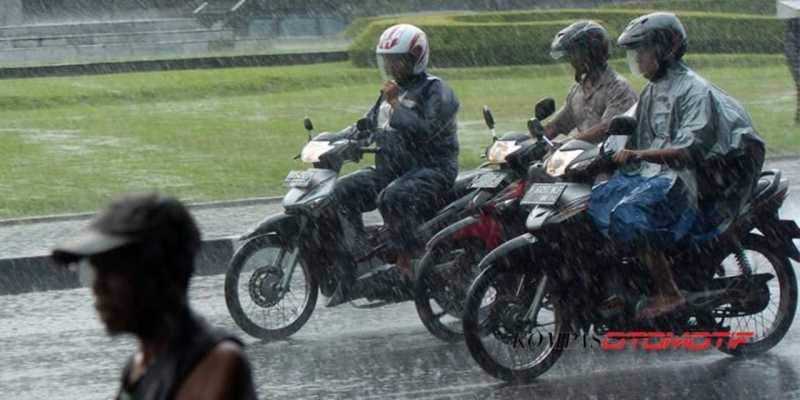 Cara Rawat Helm yang Kena Air Hujan
