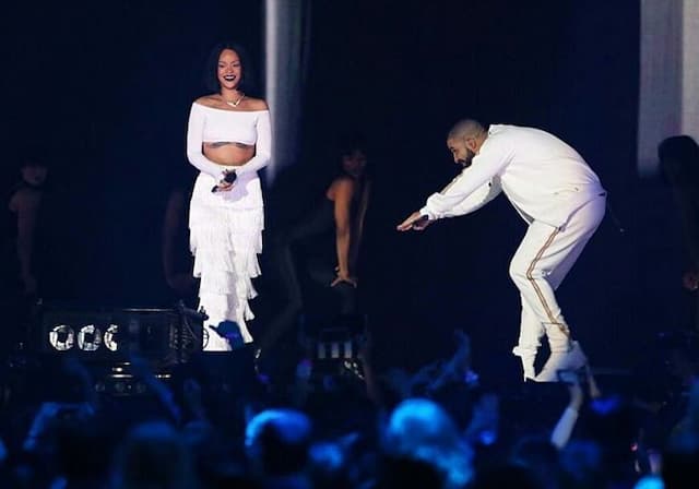 Drake Rayakan Ulang Tahun Rihanna di Atas Panggung