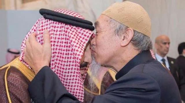 Siapa Pak Tua yang Berani Cium Kening Raja Salman?