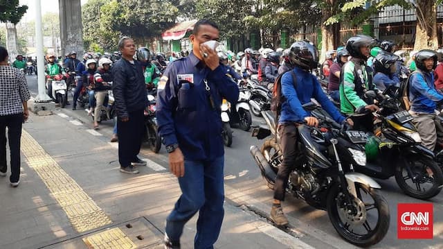 Gas Air Mata Masih Tersisa di dekat DPR, Warga Gunakan Masker