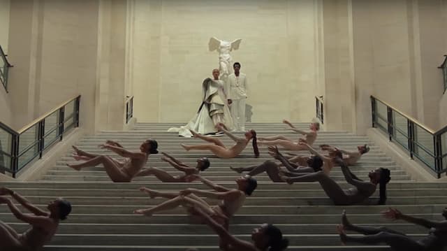 Beraksi di Louvre, Beyonce Tunjukkan Ia Bukan "Average Bitch"