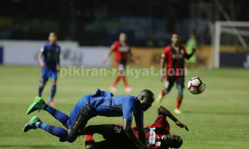 Michael Essien Cetak Gol, Persib vs Persipura 1-0