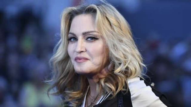 Madonna Pamer Anak Kembar yang Baru Diadopsi