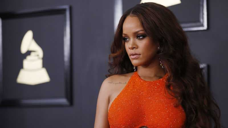 Pakai Cincin Berlian, Rihanna Tunangan?