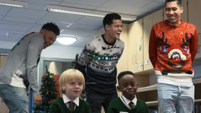 Menghibur Anak-anak, Merayakan Natal ala Pemain Liverpool