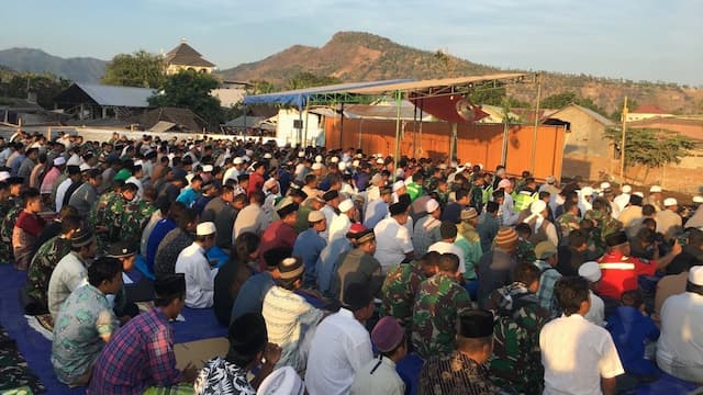 Korban Gempa Lombok Tetap Laksanakan Salat Idul Adha di Pengungsian