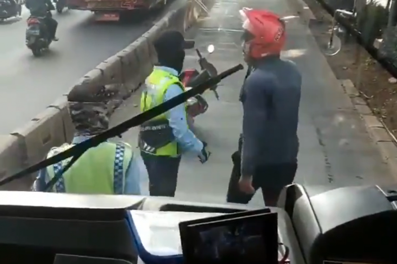 Pemotor Ngamuk ke Petugas Busway Akhirnya Ditindak Polisi