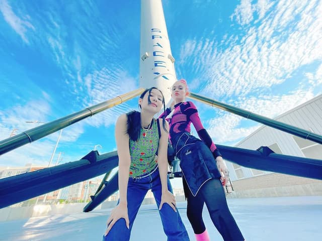 Jennie BlackPink dan Pacar Elon Musk Mejeng di Depan Roket SpaceX