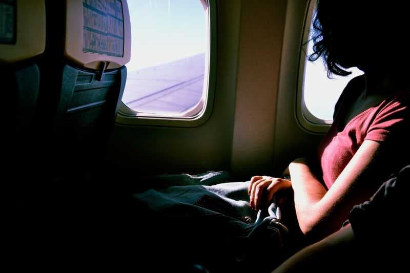 5 Cara Agar Kamu Bisa Tidur di Pesawat