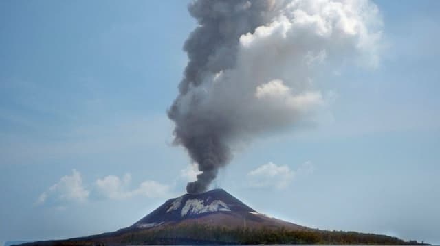 Gunung Anak Krakatau Meletus 56 Kali