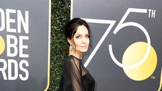 Angelina Jolie Diincar Marvel Main di Film The Eternals
