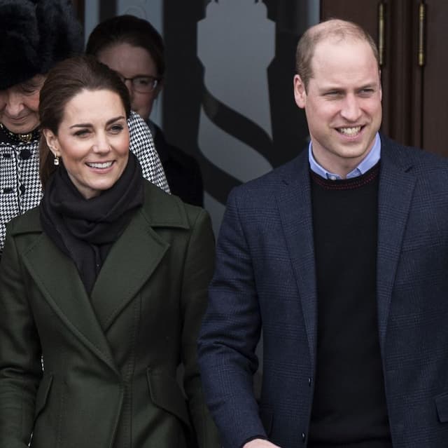 Foto Candid Kate Middleton dan Pangeran William Bergandengan