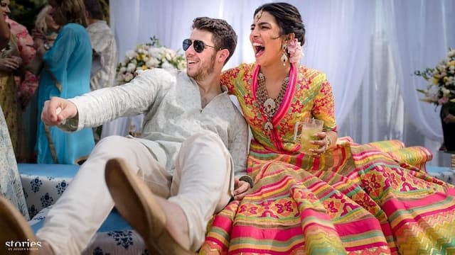 Potret Kebahagiaan Nick Jonas dan Priyanka Chopra di Upacara Mehendi