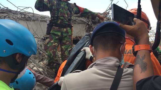Jenazah Bibi Zohri Ditemukan Tertimbun di Reruntuhan Masjid