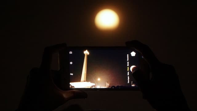 Gerhana Bulan Tertutup Awan, Antrean Pemakai Teleskop di Monas Disetop