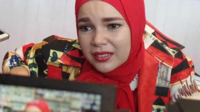 Kaki Cedera Tak Urungkan Niat Dewi Sandra Umrah