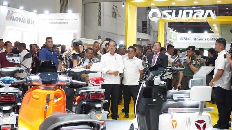 Jokowi Kunjungi PEVS 2024: Potensi Besar Kendaraan Listrik Indonesia 