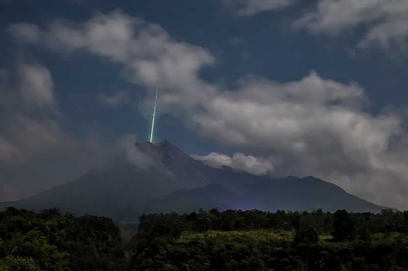 Viral Meteor Jatuh di Puncak Gunung Merapi, Ini Kata LAPAN dan BPPTKG