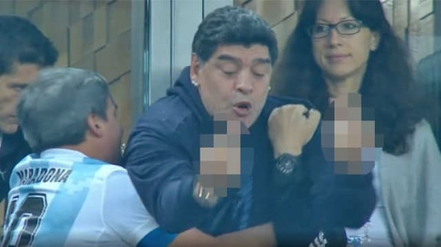 Duh! Maradona Acungkan Jari Tengah saat Tonton Nigeria vs Argentina