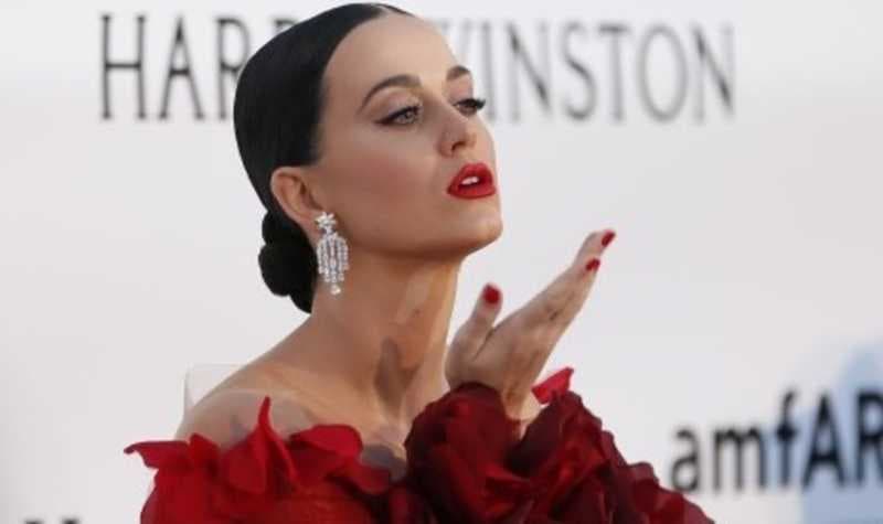 Gaun Katy Perry Sobek Saat Pesta Vanity Fair Oscar