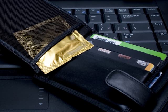 Kenapa Tak Boleh Menyimpan Kondom di Dalam Dompet?